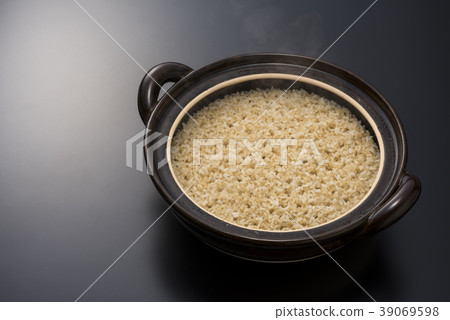 Freshly cooked brown rice Freshly cooked brown rice 39069598