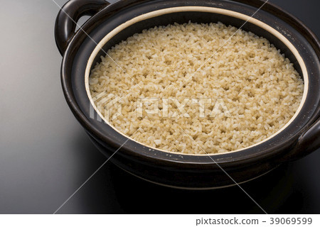 Freshly cooked brown rice 39069599