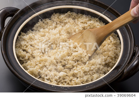 新鮮煮熟的糙米 39069604