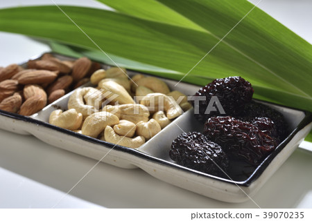 南棗,杏仁果,腰果,棗子,滋補,養生,補血,保健,功效,果肉 南棗,杏仁果,腰果,棗子,滋補,養生,補血,保健,功效,果肉 39070235