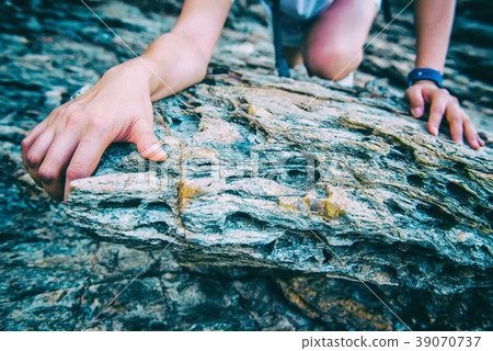 Sporty woman climbing on the cliff 39070737