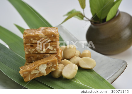 Biscuits, candies, sugar, macadamia nuts, still life, specialties, snacks, desserts Biscuits, candies, sugar, macadamia nuts, still life, specialties, snacks, desserts 39071145