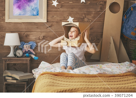 girl in astronaut costume 39071204