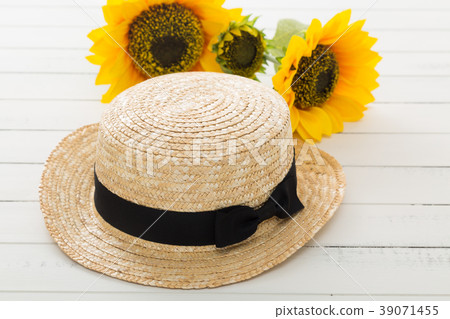 Sunflowers and straw hats Sunflowers and straw hats 39071455
