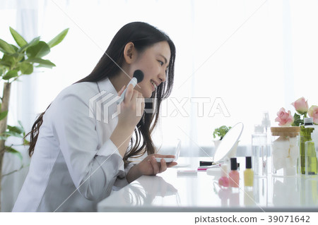 Beauty doing makeup young woman 39071642