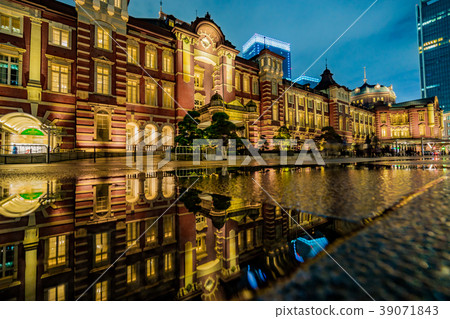 [Tokyo] rainy Tokyo station 39071843
