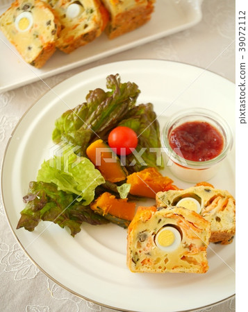 Kaysale午餐,煙熏三文魚和鵪鶉蛋(高角度) Kaysale午餐,煙熏三文魚和鵪鶉蛋(高角度) 39072112