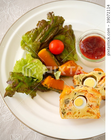 Kaysale lunch with smoked salmon and quail eggs (high angle up) 39072114