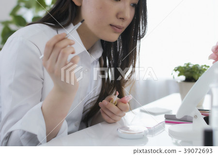 Beauty doing makeup young woman 39072693