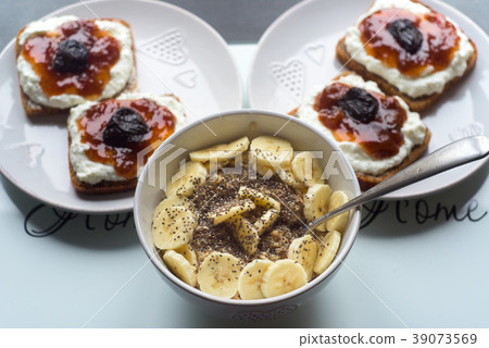 Bowl of cornflakes, slices of banana and chia seed Bowl of cornflakes, slices of banana and chia seed 39073569