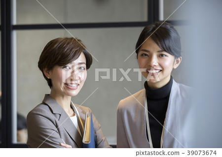 Two OL women Career woman Career up Two OL women Career woman Career up 39073674