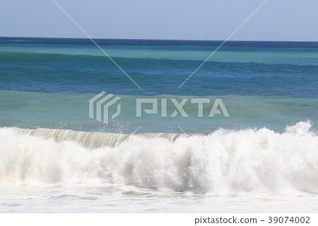 Typhoon approaching sea 39074002