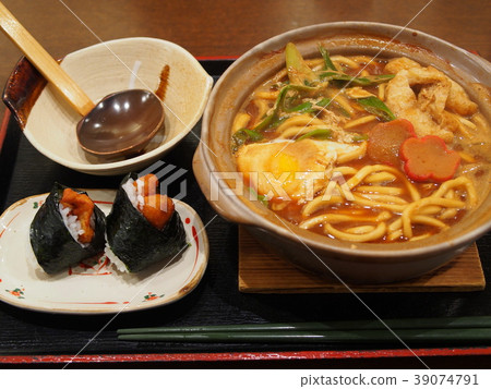 名古屋特產“Tamamus和味噌在烏冬面煨” 39074791