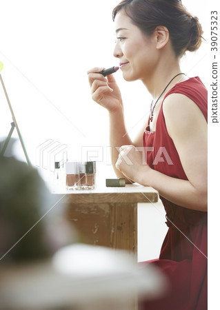 中間女性美容化妝 39075323