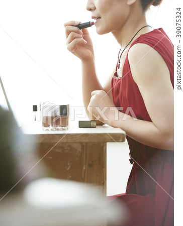 中間女性美容化妝 39075324