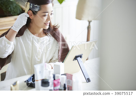 Middle Female Beauty Hair Color 39075517