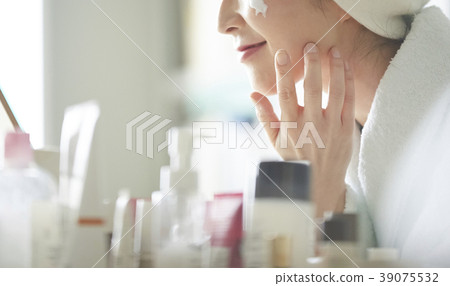 Middle-aged woman beauty image 39075532