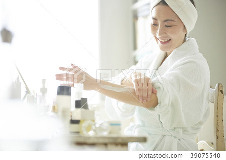 Middle Female Beauty Body Care 39075540