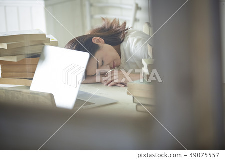 Middle women desk work 39075557