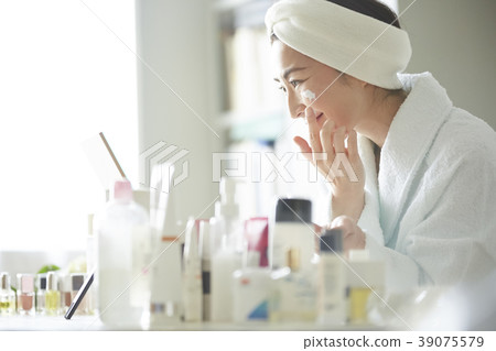 Middle-aged woman beauty image 39075579