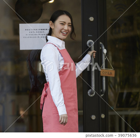 一個女人在一家咖啡館工作 一個女人在一家咖啡館工作 39075636
