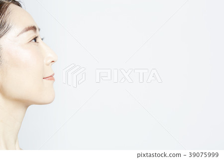 Middle-aged woman beauty image Middle-aged woman beauty image 39075999