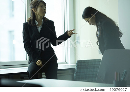 Business woman senior and junior 39076027