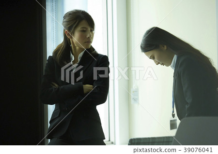 Business woman senior and junior 39076041