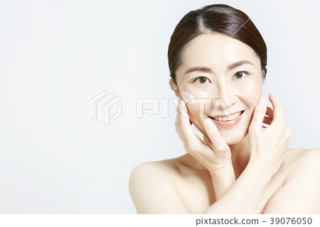 Middle-aged woman beauty image Middle-aged woman beauty image 39076050