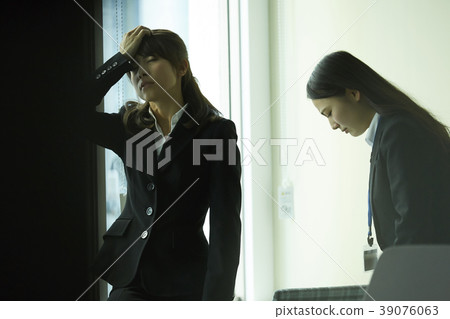 Business woman senior and junior 39076063