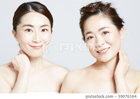 Middle-aged woman beauty image Middle-aged woman beauty image 39076164