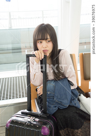 坐在機場椅子的婦女 39076975