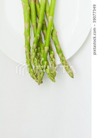 Asparagus dish white background Asparagus dish white background 39077349