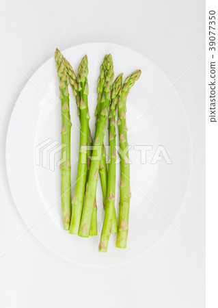Asparagus dish white background 39077350