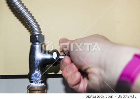 DIY供水施工（停在水槽下方的止水閥的狀態） 39078435