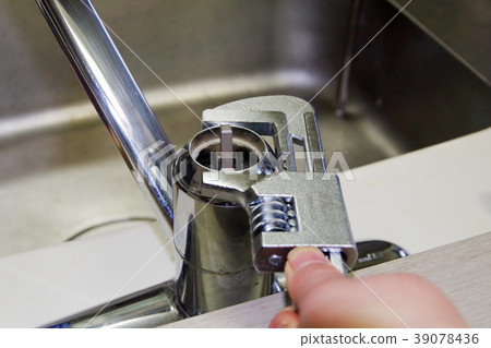 DIY供水工作（用於安裝分支水龍頭，水龍頭的蓋子正在拆除） 39078436