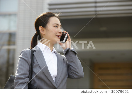 在戶外使用智能手機的年輕商業女人 在戶外使用智能手機的年輕商業女人 39079661