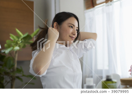 Beauty tying hair young woman Beauty tying hair young woman 39079995