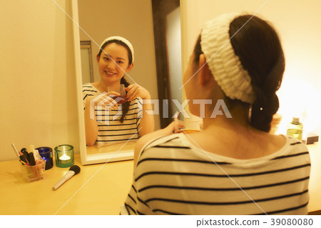 Beauty night care young woman 39080080