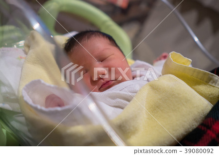 Newborn to sleep in bed 39080092