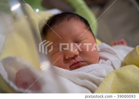 Newborn to sleep in bed Newborn to sleep in bed 39080093
