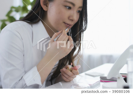 Beauty doing makeup young woman Beauty doing makeup young woman 39080106