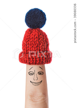 Hand-drawn face on finger 39080336