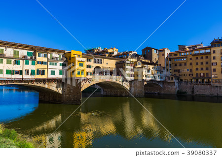 Bridge Ponte Vecchio in Florence - Italy Bridge Ponte Vecchio in Florence - Italy 39080337