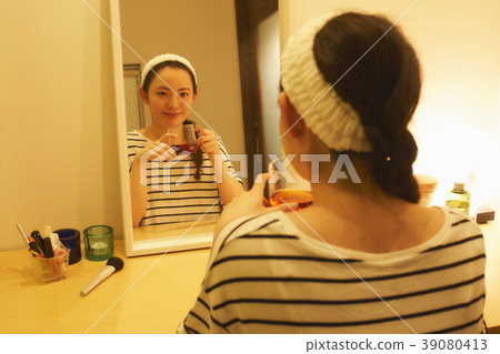 Taking care of beauty evening tea while drinking herbal tea 39080413