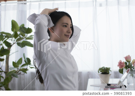 栓頭髮少婦的秀麗 栓頭髮少婦的秀麗 39081393