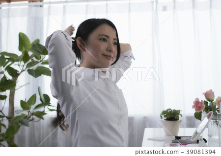 栓頭髮少婦的秀麗 栓頭髮少婦的秀麗 39081394