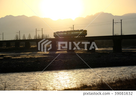 A train crossing Joganjigawa with the Tateyama mountain range in the background 39081632