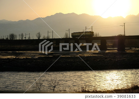 A train crossing Joganjigawa with the Tateyama mountain range in the background A train crossing Joganjigawa with the Tateyama mountain range in the background 39081633