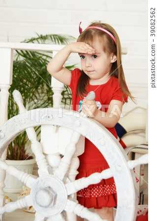 Little girl looking forward Little girl looking forward 39082562